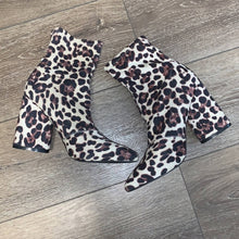 Load image into Gallery viewer, Size 9 Cape Robbin White Leopard Pointy Toe Boots