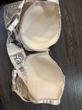 Load image into Gallery viewer, 42DD Ivory Lace Bra
