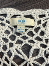 Load image into Gallery viewer, Large Kori Ivory Crochet Fringe Vest
