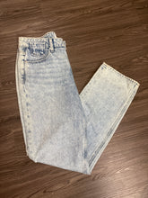 Load image into Gallery viewer, Size 27 Paige Noella Jeans

