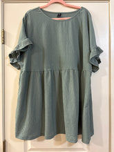 Load image into Gallery viewer, 4X Emery Rose Ruffle Top
