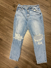 Load image into Gallery viewer, Size 12 American Eagle Mom Jeans
