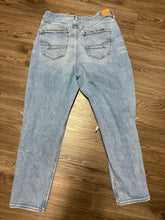 Load image into Gallery viewer, Size 12 American Eagle Mom Jeans
