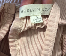 Load image into Gallery viewer, Small Honey Punch Light Pink Flowy Tank
