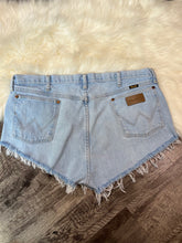 Load image into Gallery viewer, Wrangler Vintage Plus Size Cut Off Denim Shorts
