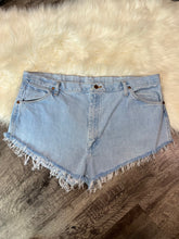 Load image into Gallery viewer, Wrangler Vintage Plus Size Cut Off Denim Shorts
