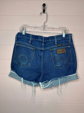 Load image into Gallery viewer, W33 Wrangler Plus Size Cut Off Denim Shorts
