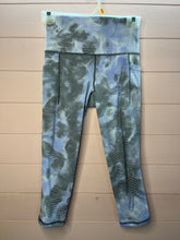 Load image into Gallery viewer, XS Athleta Salutation Stash Pocket II Capri Leggings
