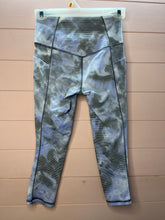 Load image into Gallery viewer, XS Athleta Salutation Stash Pocket II Capri Leggings
