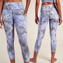 Load image into Gallery viewer, XS Athleta Salutation Stash Pocket II Capri Leggings
