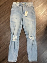 Load image into Gallery viewer, Size 6/28 NWT Good American Good Waist Crop High Rise Jeans
