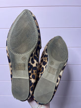 Load image into Gallery viewer, 9W Time &amp; Tru Leopard Pointy Toe Flats
