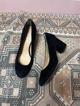 Load image into Gallery viewer, 8.5 Franco Sarto Black Pumps
