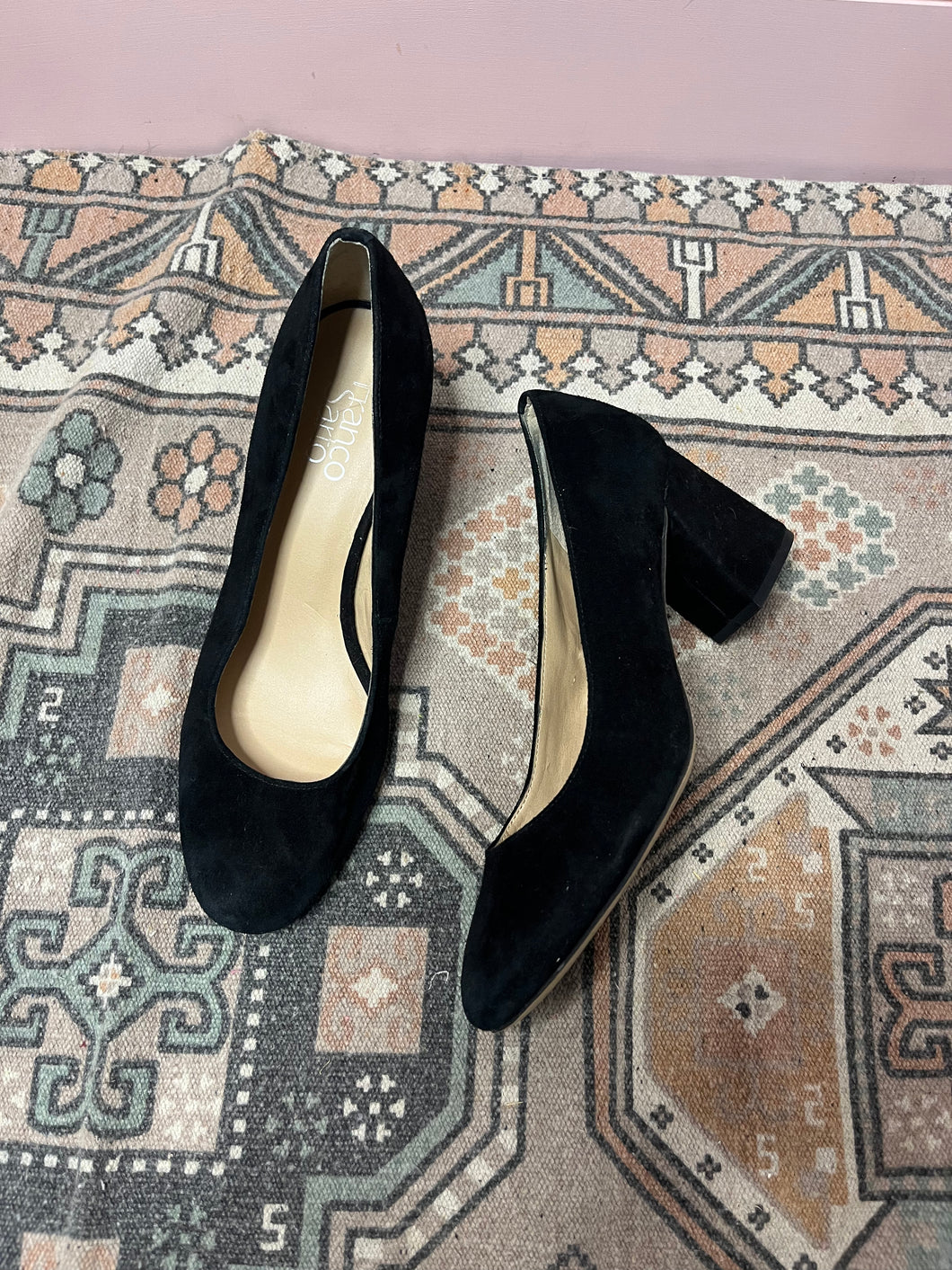 8.5 Franco Sarto Black Pumps