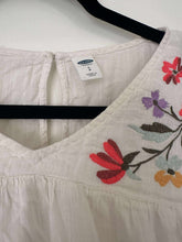 Load image into Gallery viewer, Small Old Navy White Floral Embroidered Boho Top
