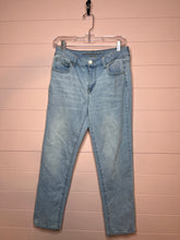 Load image into Gallery viewer, Size 6 Maurices High Rise Light Wash Denim Jeans
