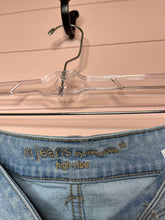Load image into Gallery viewer, Size 6 Maurices High Rise Light Wash Denim Jeans
