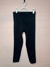 Load image into Gallery viewer, Medium Spanx Black Cropped Look At Me Now Leggings
