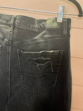 Load image into Gallery viewer, Size 8 American Eagle Black Baggy Mom Jeans
