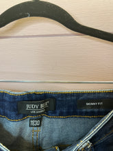 Load image into Gallery viewer, Size 11/30 Judy Blue Skinny Jeans
