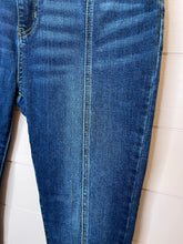 Load image into Gallery viewer, Size 11/30 Judy Blue Skinny Jeans
