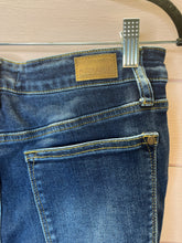 Load image into Gallery viewer, Size 11/30 Judy Blue Skinny Jeans
