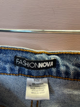 Load image into Gallery viewer, Size 7 Fashion Nova High Rise Straight Jeans
