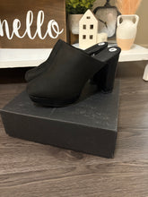 Load image into Gallery viewer, Size 9 NIB Gabrielle Union Black Mules
