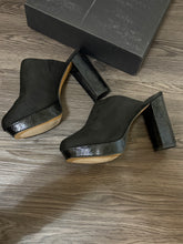 Load image into Gallery viewer, Size 9 NIB Gabrielle Union Black Mules
