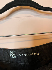 Size 11 No Boundaries NWT Low Rise Short Black Button Fly Denim Shorts