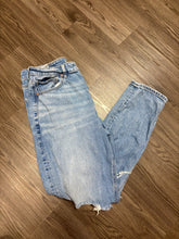 Load image into Gallery viewer, Size 12 American Eagle Mom Jeans
