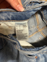 Load image into Gallery viewer, Size 12 American Eagle Mom Jeans
