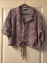 Load image into Gallery viewer, Size 20 Eloquii Button Up Crop Top
