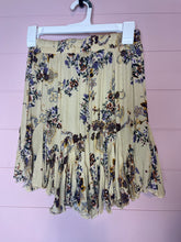 Load image into Gallery viewer, Small Mable NWT Sweet Nothing Frilly Boho Floral Print Shorts
