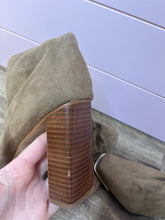 Load image into Gallery viewer, Size 8 Steve Madden Taupe Fedora Knee High Boots
