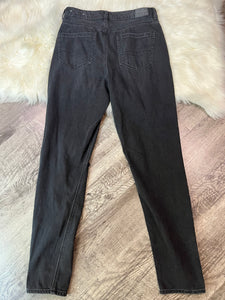 Size 6 X-Long American Eagle Black Highest Rise Mom Jean