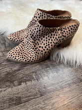 Load image into Gallery viewer, 6.5 Universal Thread Leopard Dot Heeled Slip On Mules
