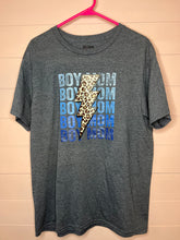 Load image into Gallery viewer, Large Gildan Boy Mom Gray Short Sleeve Graphic T-Shirt
