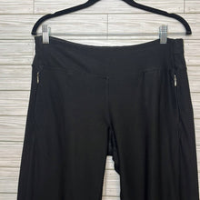 Load image into Gallery viewer, Medium Lucy Black Short Cropped High Rise Yoga Pants
