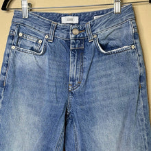 Load image into Gallery viewer, Size 25 Closed High Rise Cropped Denim Jeans
