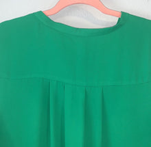 Load image into Gallery viewer, Torrid HARPER - GREEN GEORGETTE SLEEVELESS BLOUSE
