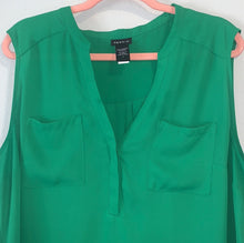 Load image into Gallery viewer, Torrid HARPER - GREEN GEORGETTE SLEEVELESS BLOUSE
