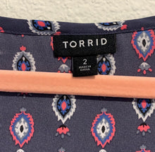 Load image into Gallery viewer, Torrid GREY MANDALA GEORGETTE HI-LO TANK
