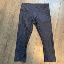 Load image into Gallery viewer, Size Medium Fabletics Shiny Black &amp; Purple Snake Print Cropped Leggings
