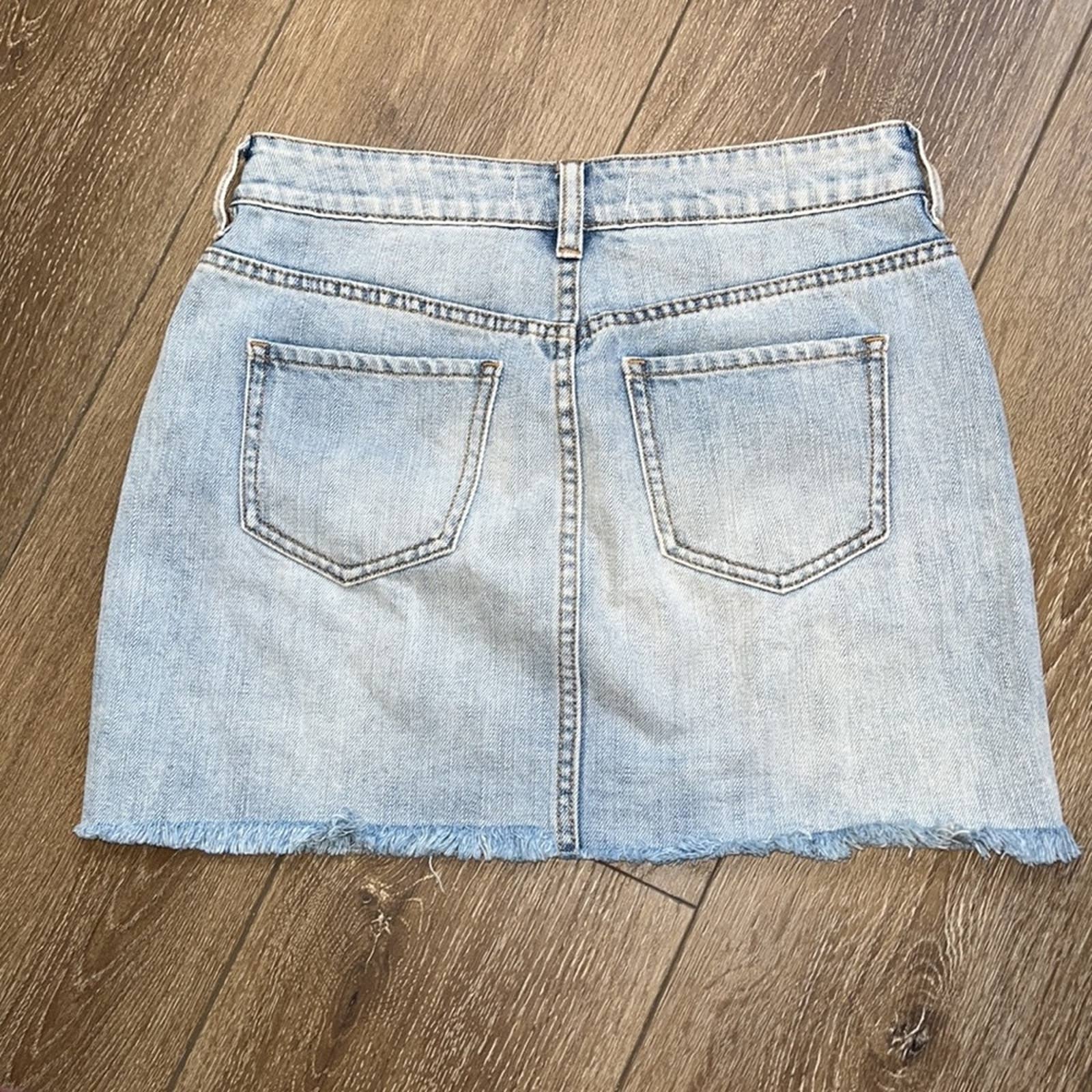 Size 24 PacSun Light Wash Raw Hem Denim Mini Skirt – Thrifty Babes