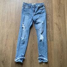 Load image into Gallery viewer, Size 5 KanCan Loveland Mid Rise Distressed Fray Hem Skinny Cropped Ankle Jeans
